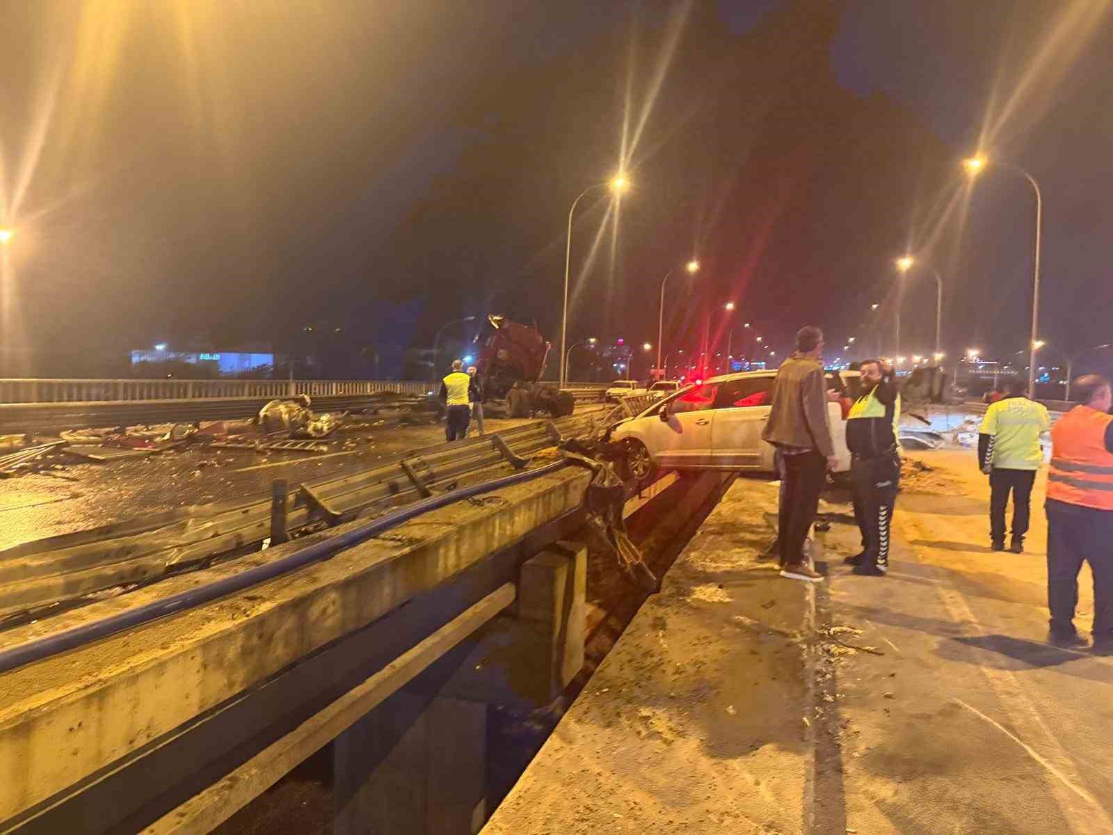 Afyonkarahisar’da tır ile otomobiller çarpıştı: 1 ölü, 7 yaralı