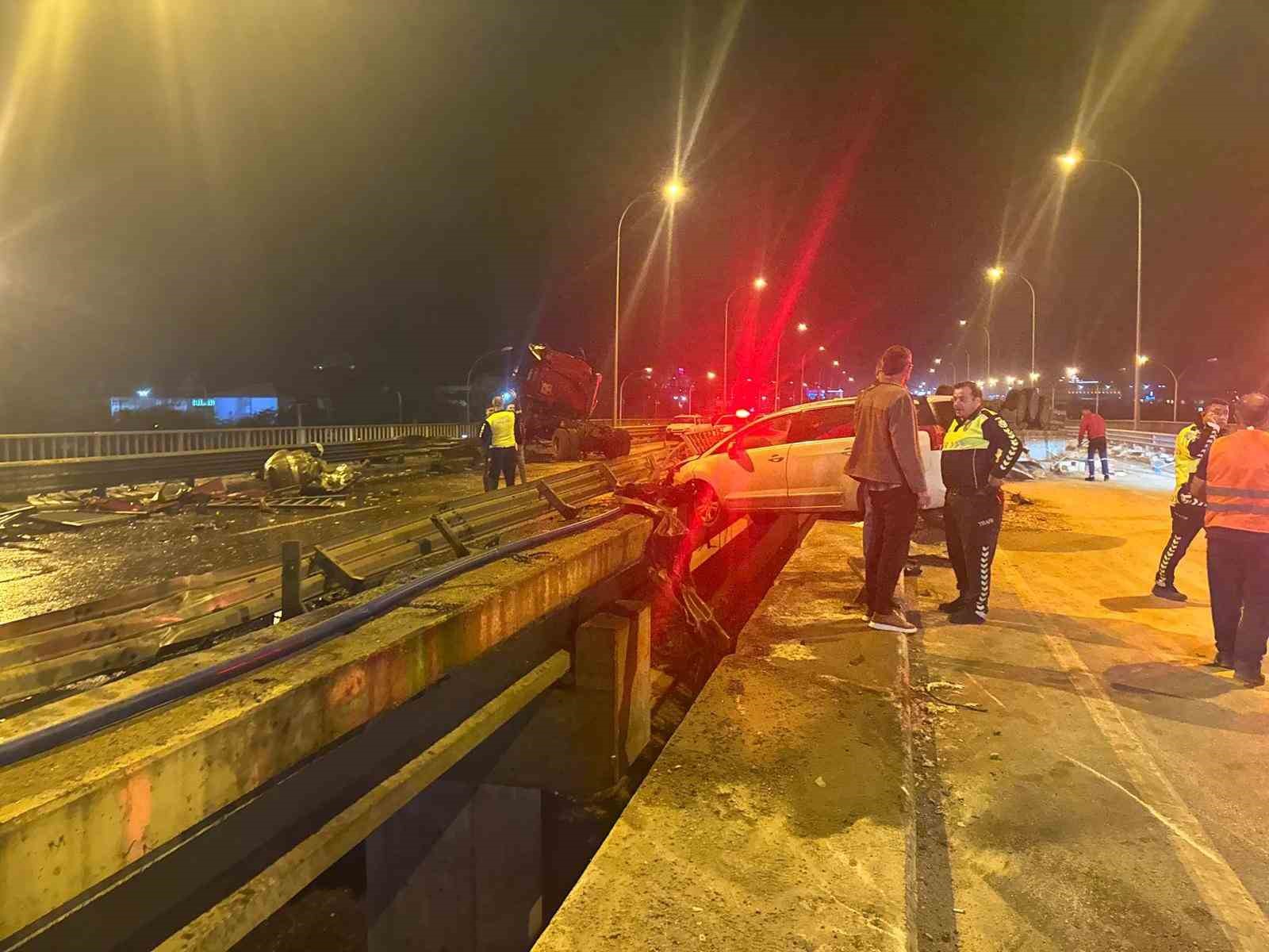 Afyonkarahisar’da tır ile otomobiller çarpıştı: 1 ölü, 7 yaralı