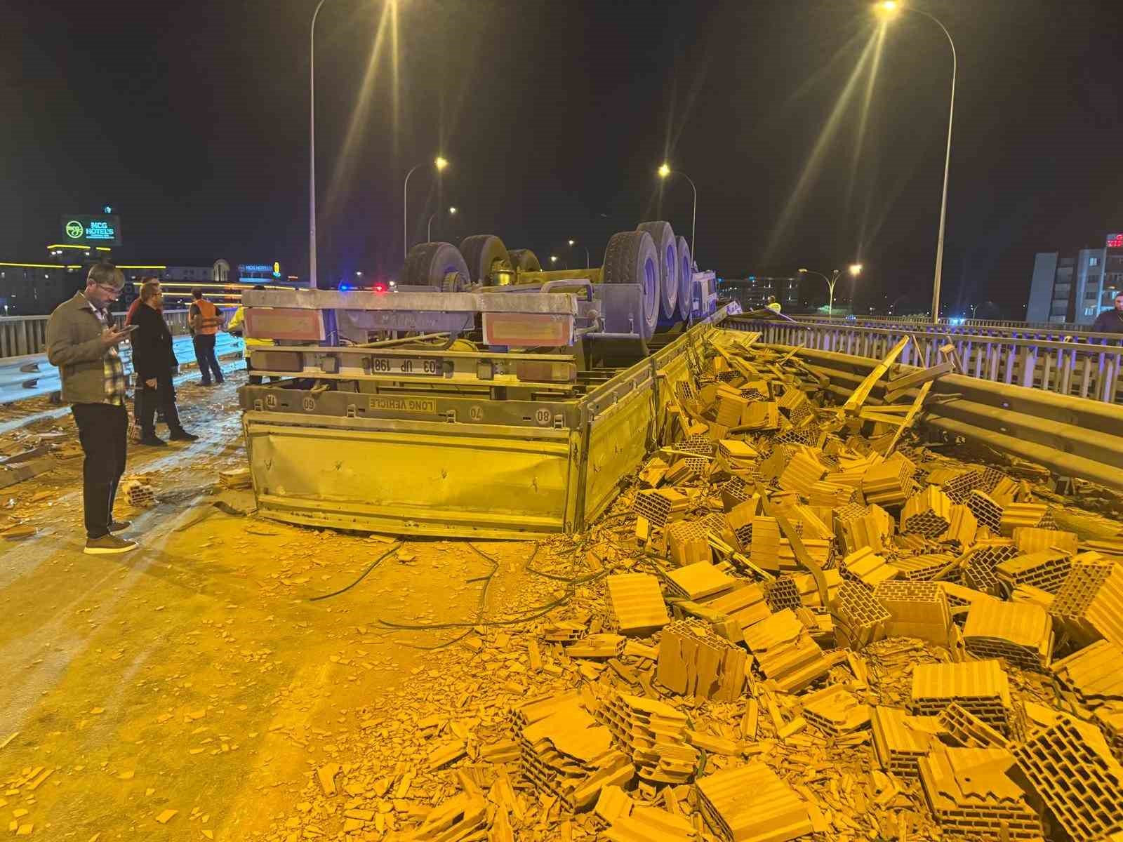 Afyonkarahisar’da tır ile otomobiller çarpıştı: 1 ölü, 7 yaralı