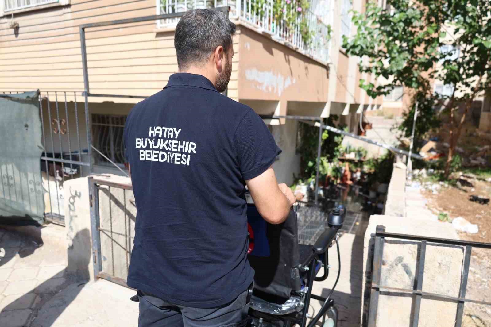 HBB’ den Reyhanlı’da yaşayan engelli vatandaşa akülü tekerlekli sandalye desteği