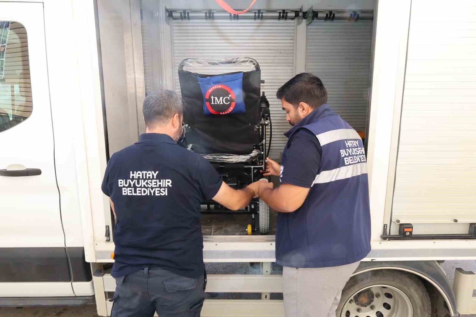 HBB’ den Reyhanlı’da yaşayan engelli vatandaşa akülü tekerlekli sandalye desteği