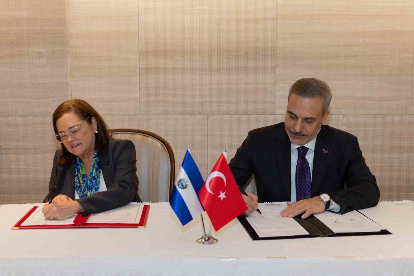 Bakan Fidan, El Salvadorlu mevkidaşı ile görüştü