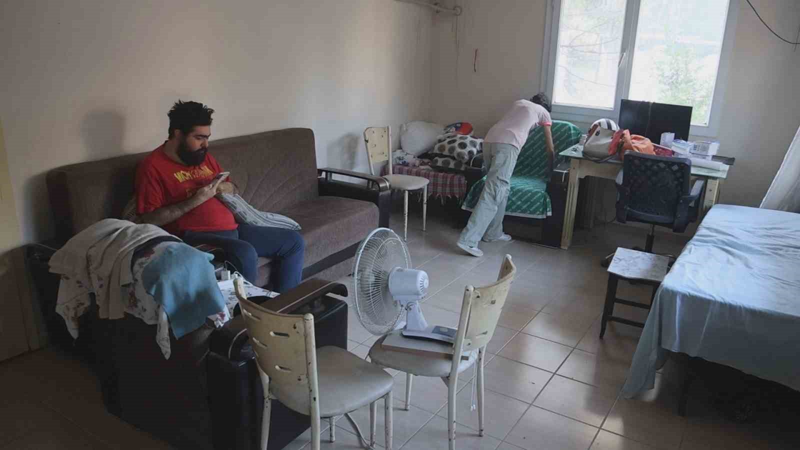 Tedaviyi reddeden telefon bağımlısı Barış, sanal dünyadaki yaşamına geri döndü