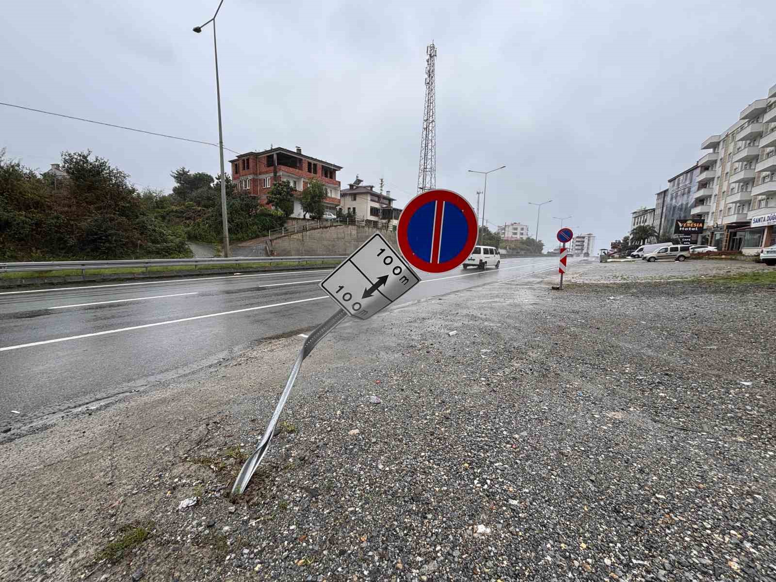 Motosiklet sürücüsü trafik levhasına çarptı