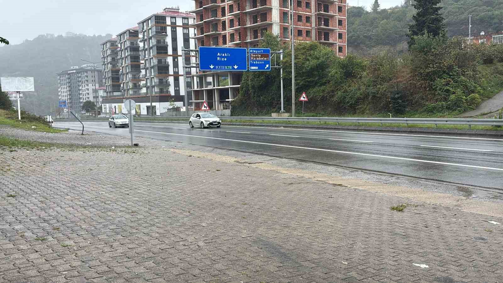 Motosiklet sürücüsü trafik levhasına çarptı