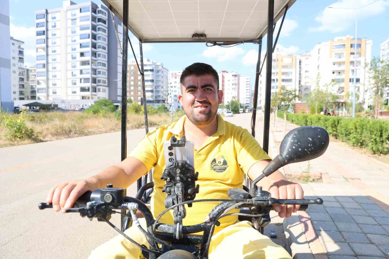 Adana sıcağını avantaja çevirdi: Dondurma sattığı motosikletine güneş paneli taktırdı
