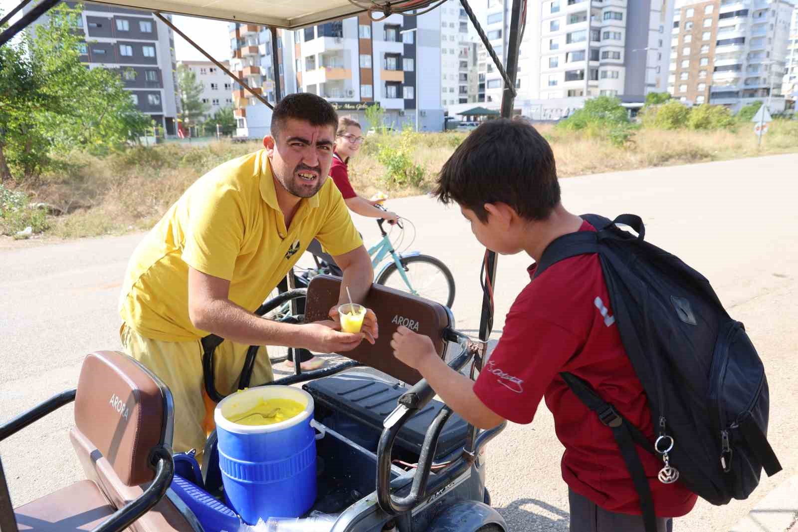 Adana sıcağını avantaja çevirdi: Dondurma sattığı motosikletine güneş paneli taktırdı