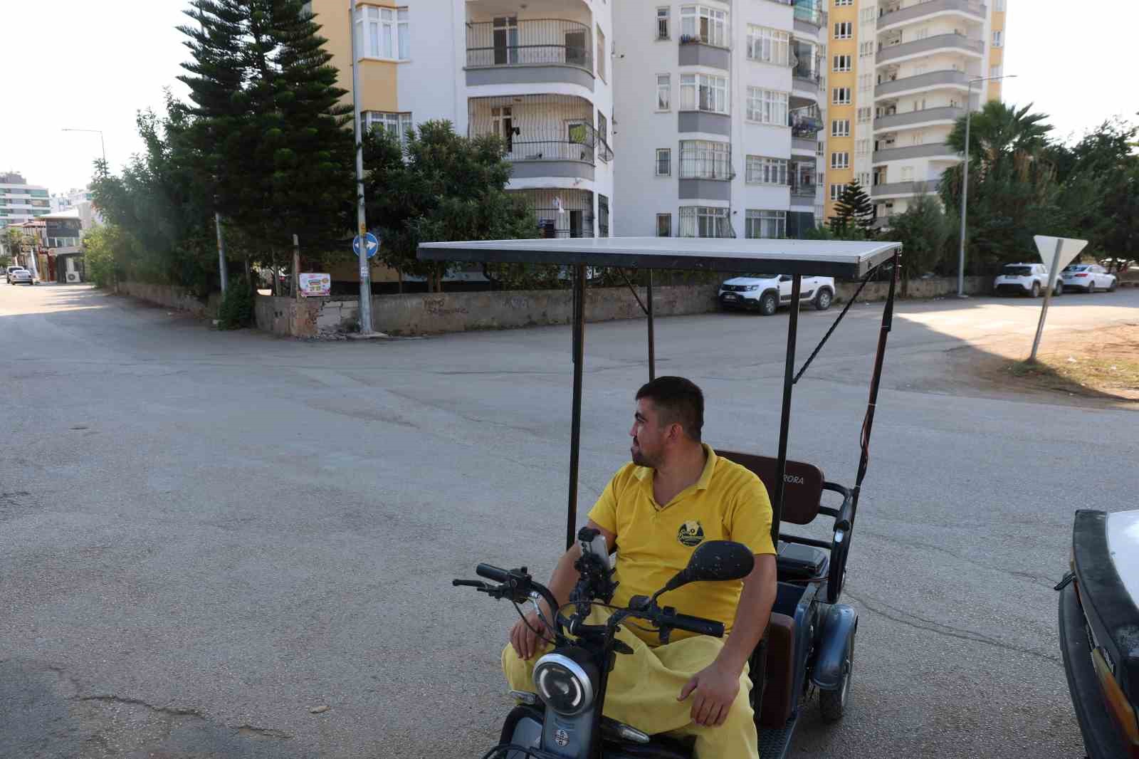 Adana sıcağını avantaja çevirdi: Dondurma sattığı motosikletine güneş paneli taktırdı