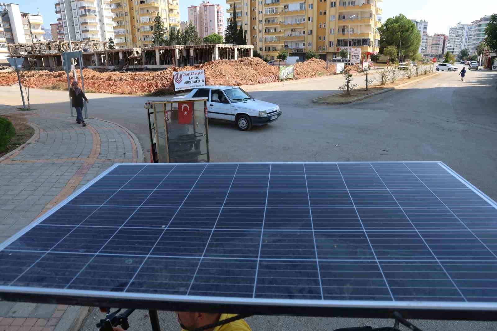 Adana sıcağını avantaja çevirdi: Dondurma sattığı motosikletine güneş paneli taktırdı