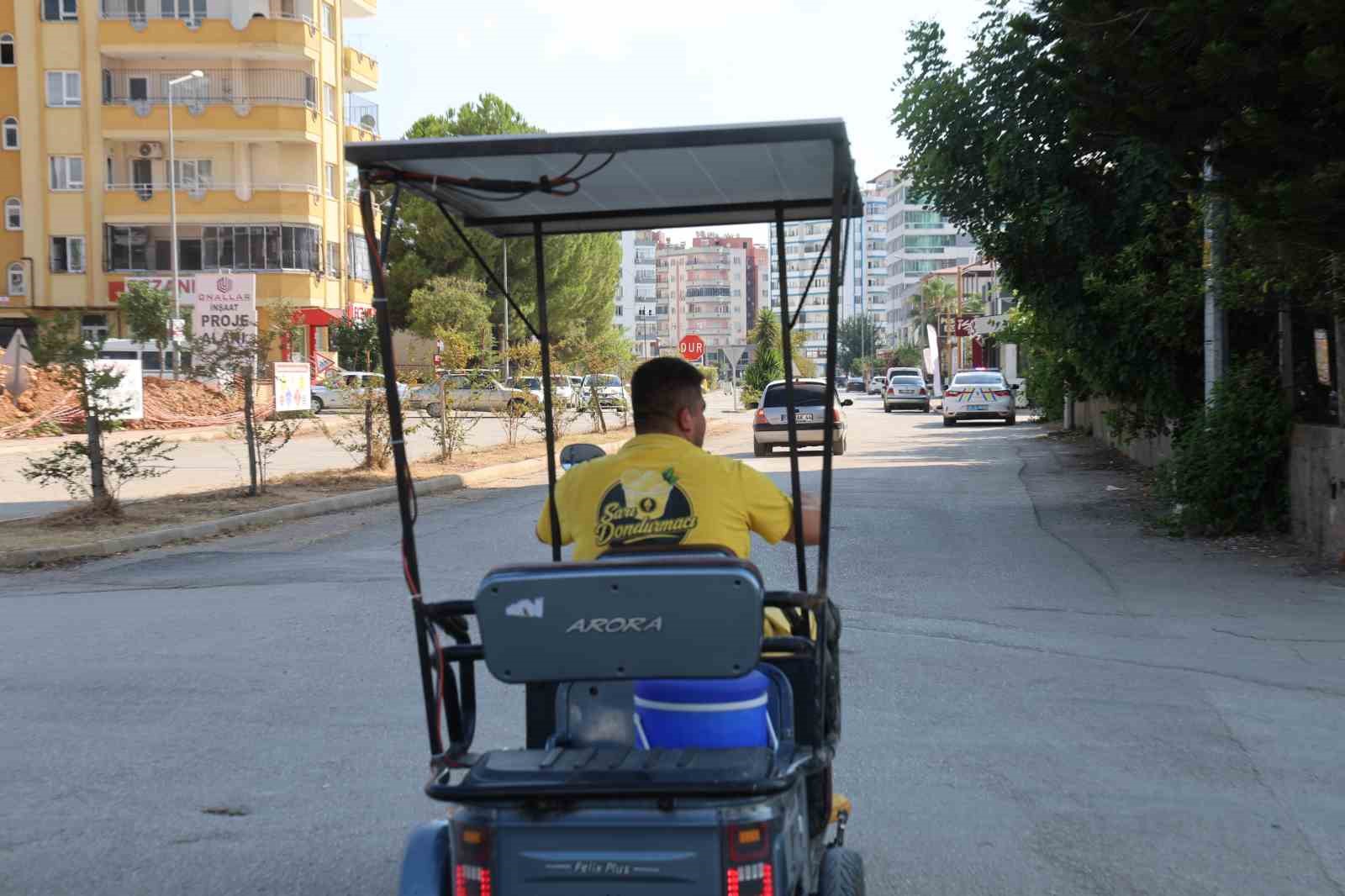Adana sıcağını avantaja çevirdi: Dondurma sattığı motosikletine güneş paneli taktırdı