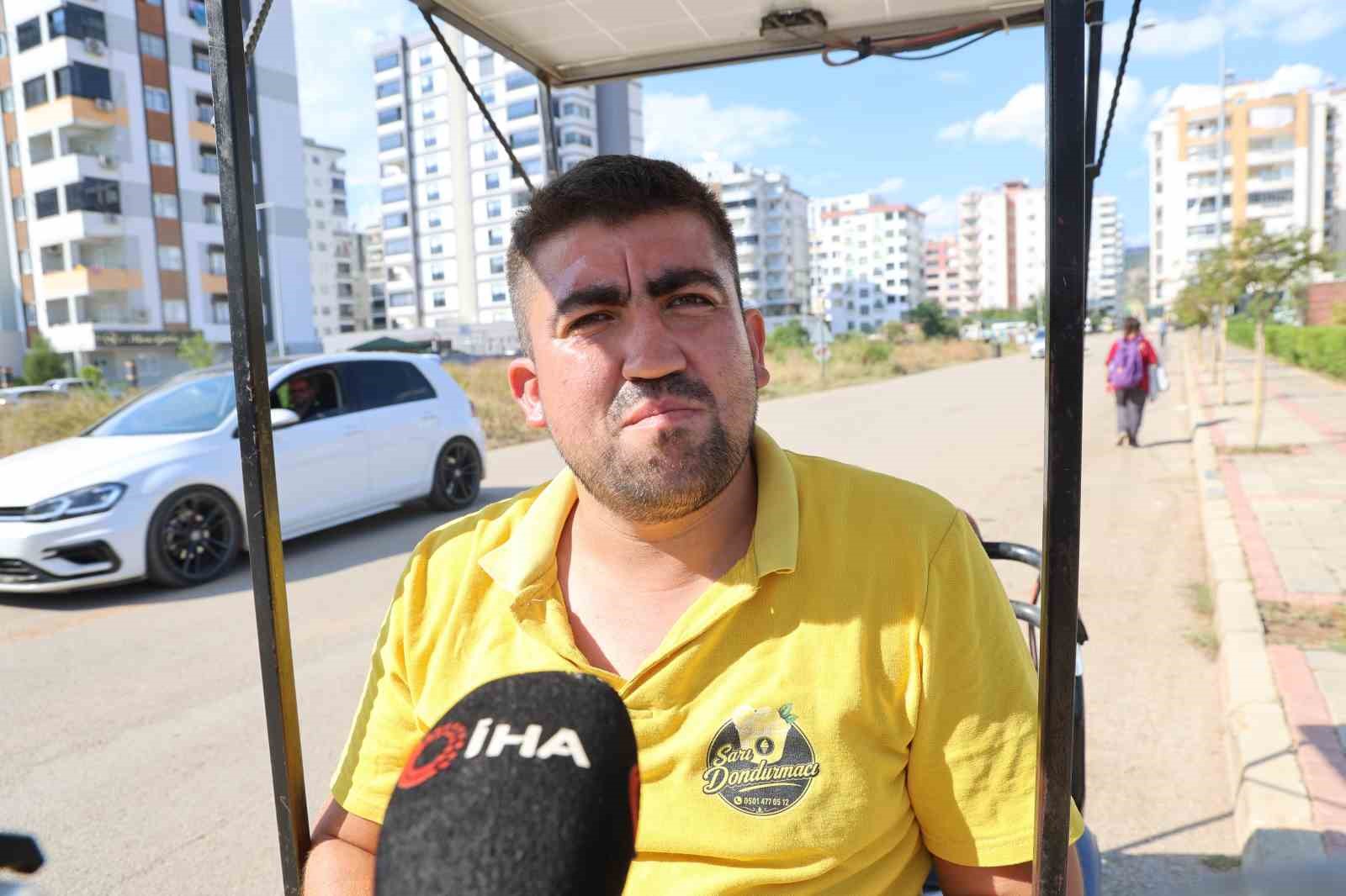 Adana sıcağını avantaja çevirdi: Dondurma sattığı motosikletine güneş paneli taktırdı