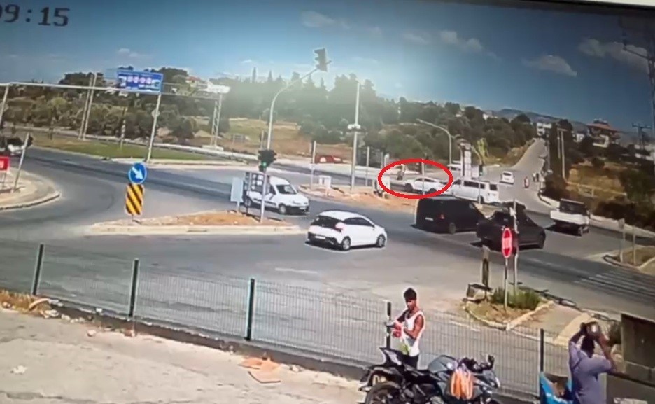 Kırmızı ışıkta geçen araca motosikletin çarpma anı kamerada: 2 yaralı