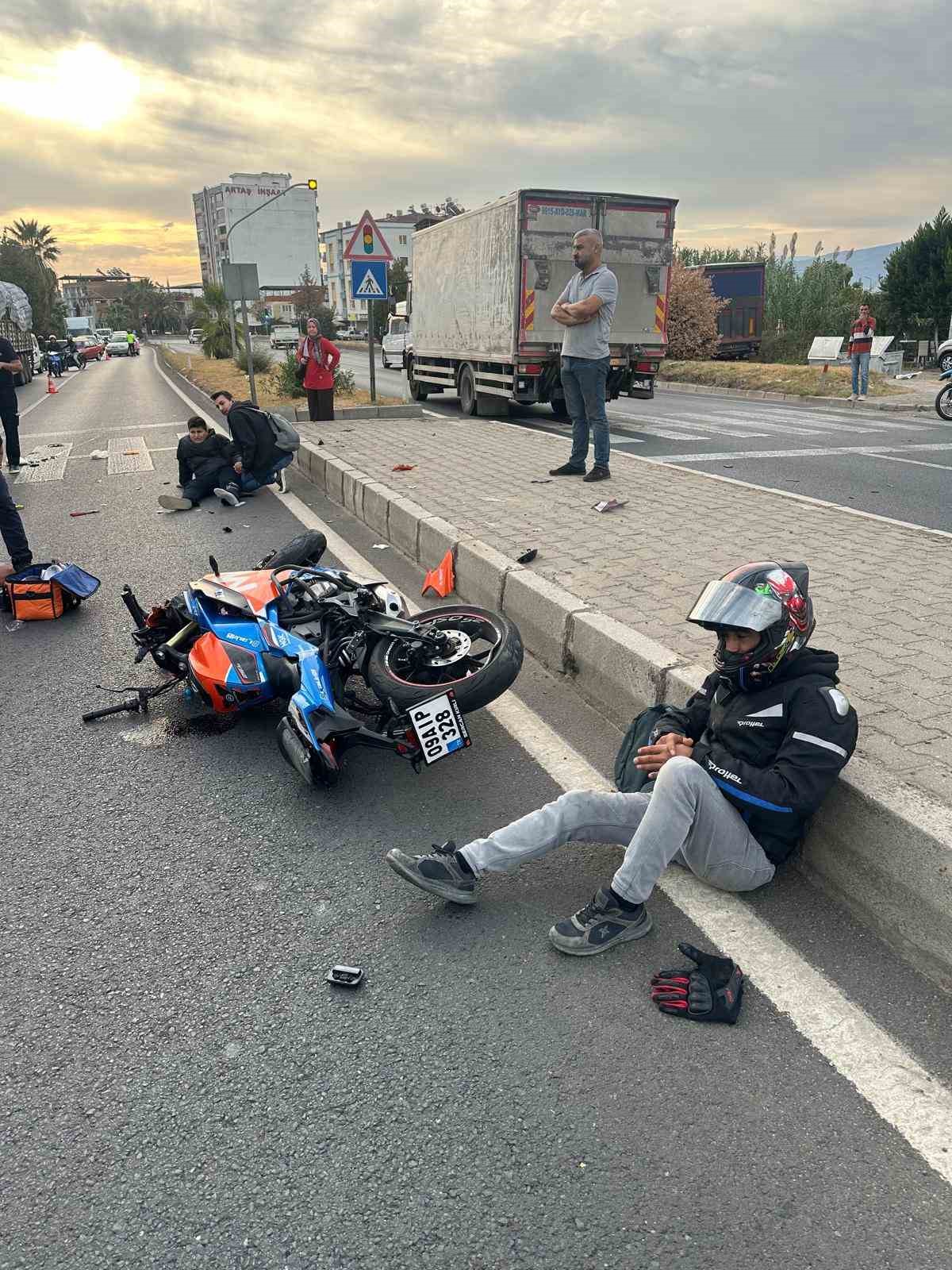 Umurlu’da motosikletler çarpıştı: 3 yaralı