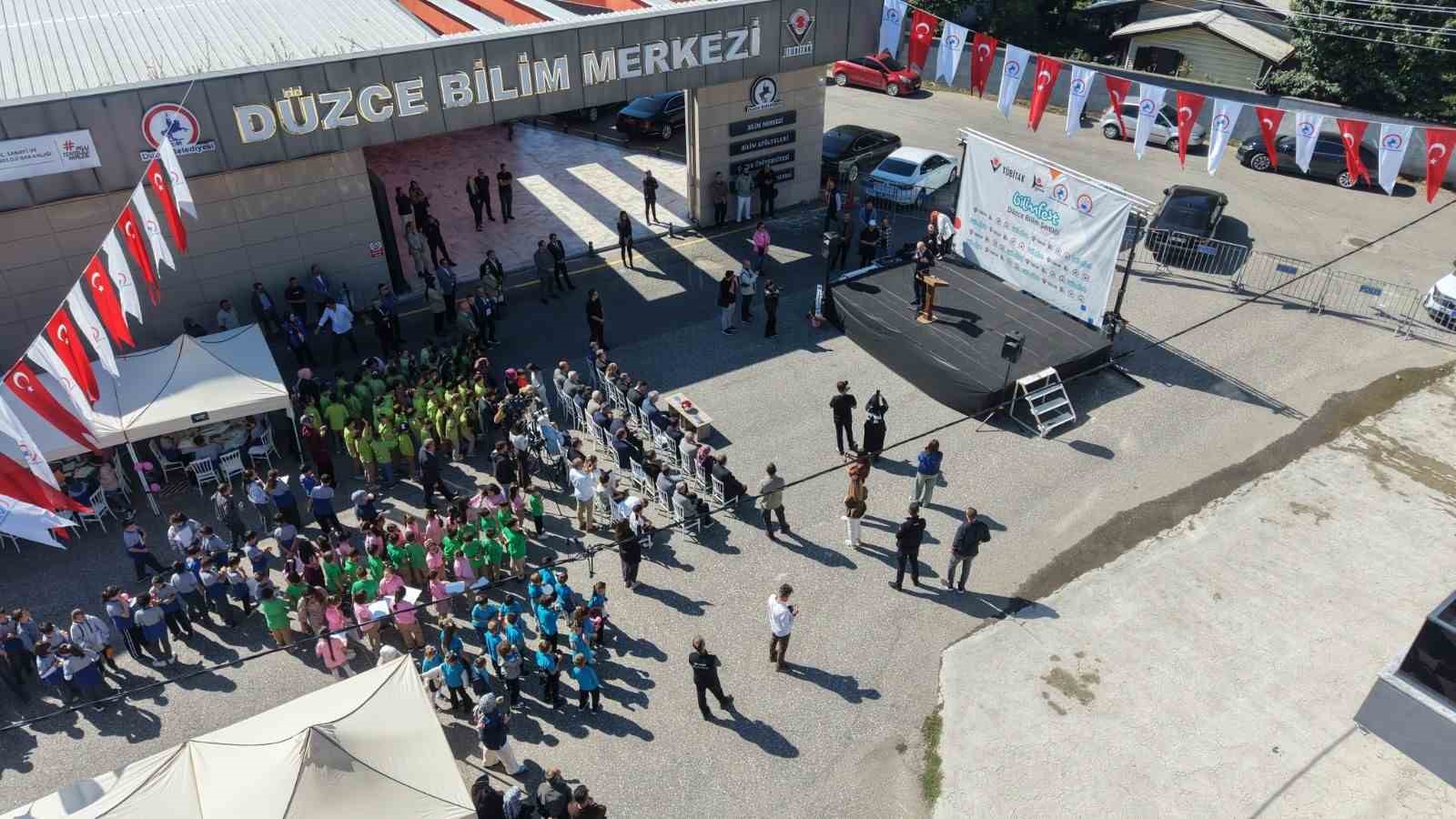 Bilim şenliği ile çocuklar kendilerine yeni ufuklar çiziyor