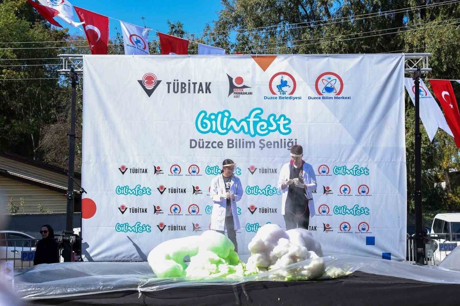 Bilim şenliği ile çocuklar kendilerine yeni ufuklar çiziyor