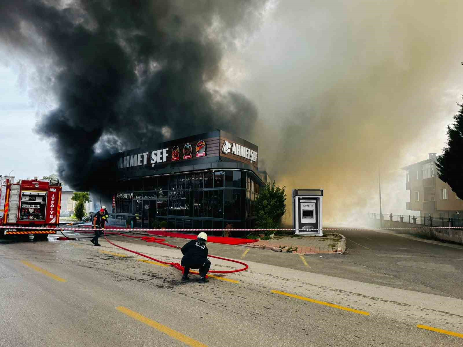 Sakarya’da restoran alevlere teslim oldu, çok sayıda ekip sevk edildi