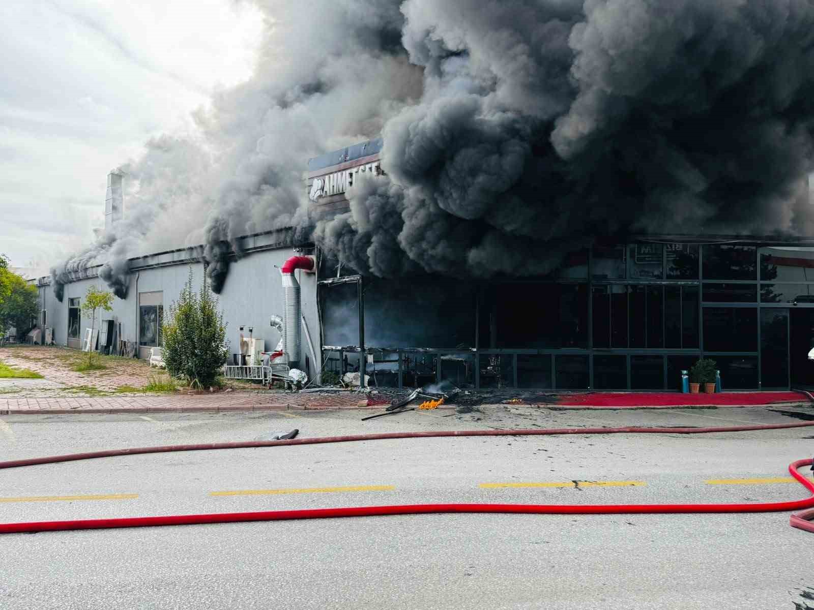 Sakarya’da restoran alevlere teslim oldu, çok sayıda ekip sevk edildi