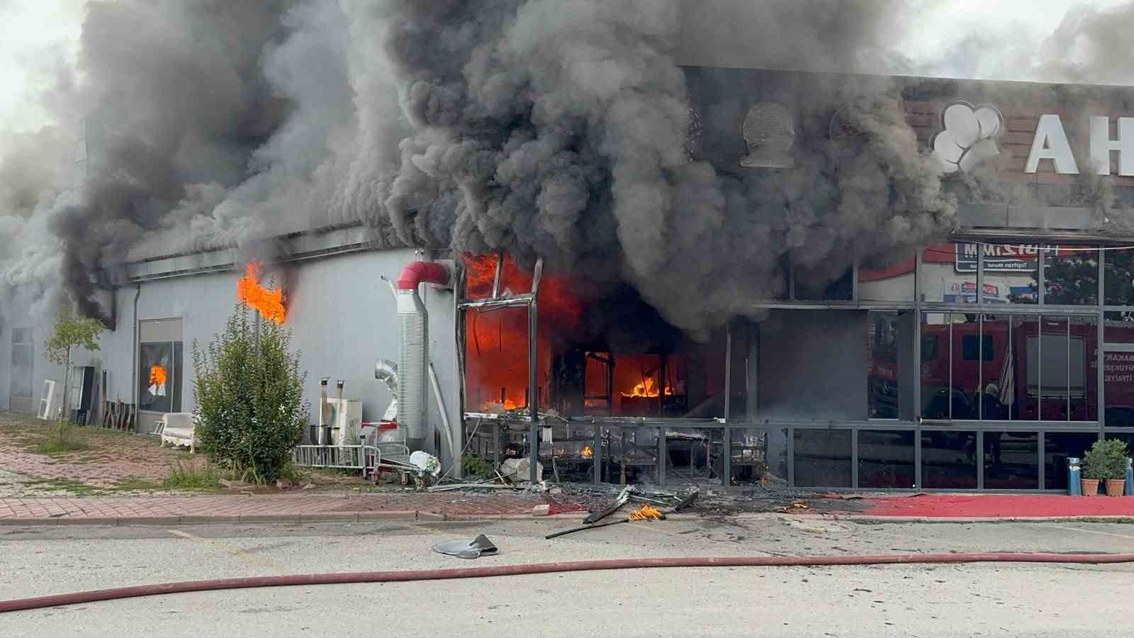 Sakarya’da restoran alevlere teslim oldu, çok sayıda ekip sevk edildi