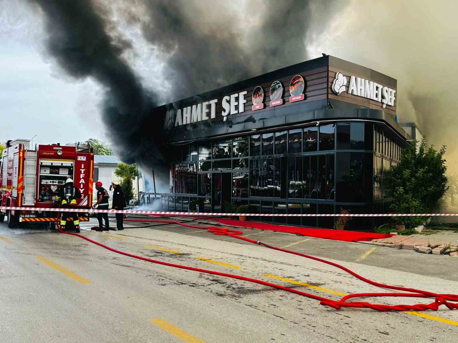 Sakarya’da restoran alevlere teslim oldu, çok sayıda ekip sevk edildi