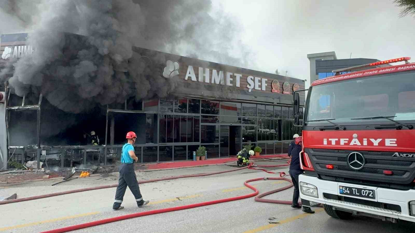 Sakarya’da restoran alevlere teslim oldu, çok sayıda ekip sevk edildi