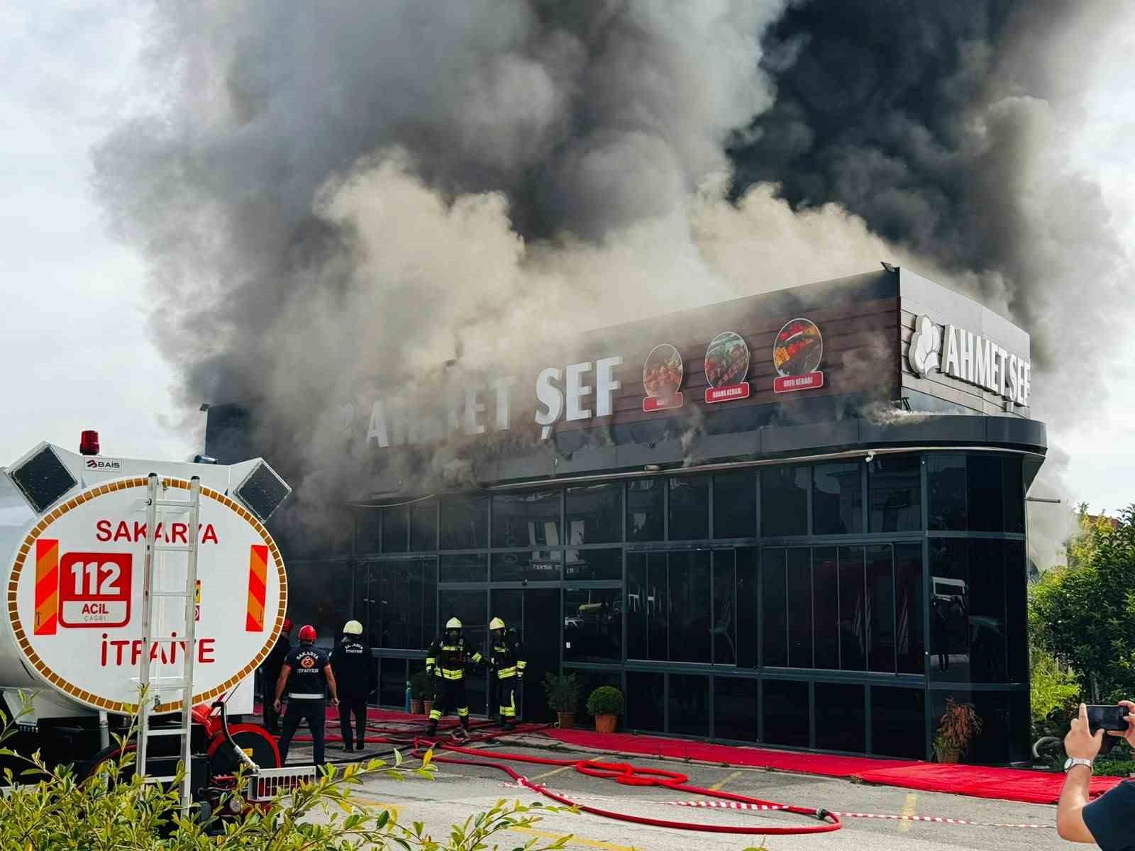 Sakarya’da restoran alevlere teslim oldu, çok sayıda ekip sevk edildi