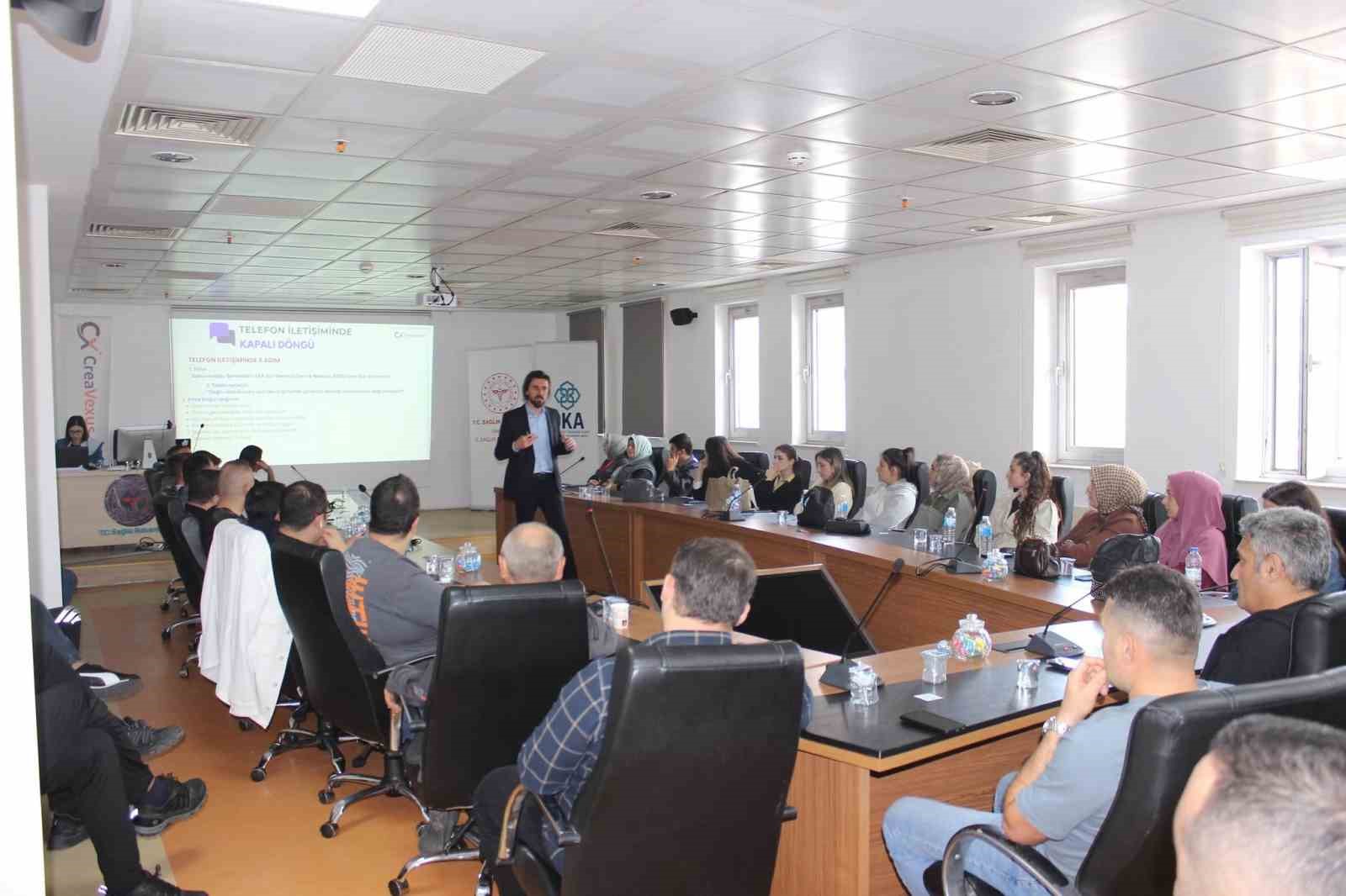 Sağlık çalışanlarına etkili iletişim eğitimi
