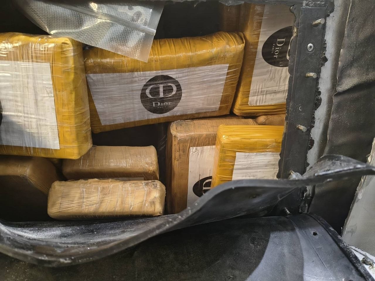 Türkiye’ye sokulmak istenen 20’şer kilogram kokain ve esrar sınırda yakalandı