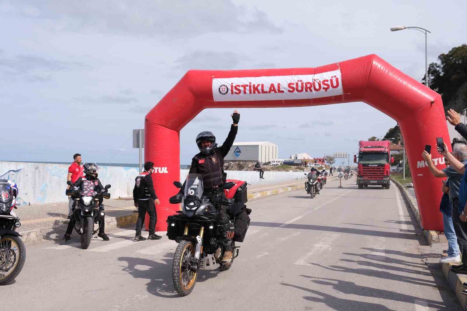 Motosiklet tutkunlarından "İstiklal" sürüşü
