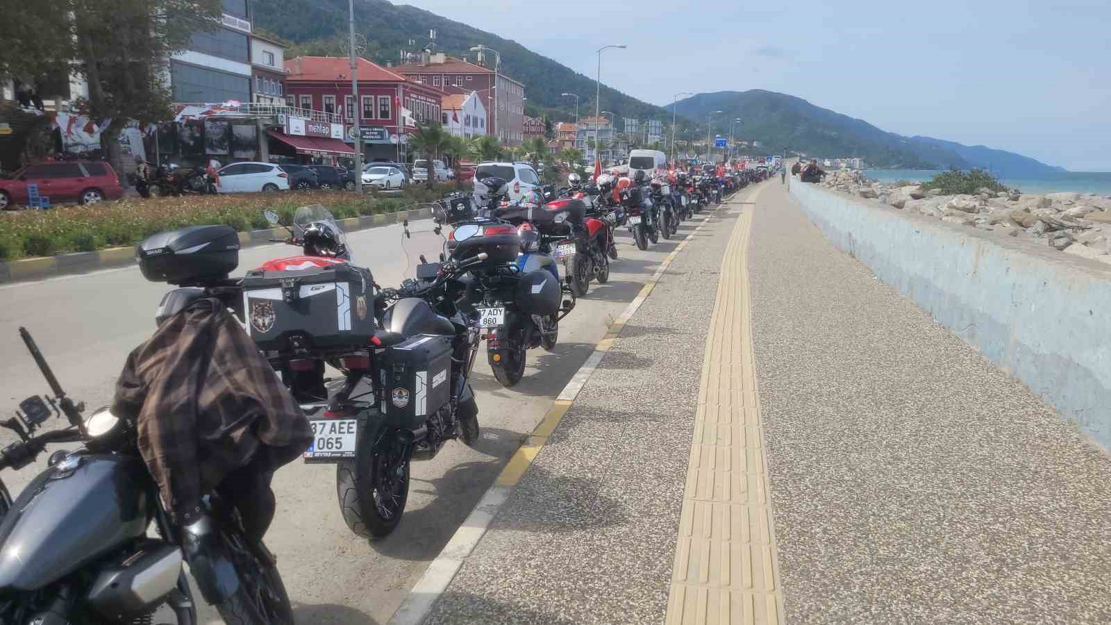 Motosiklet tutkunlarından "İstiklal" sürüşü