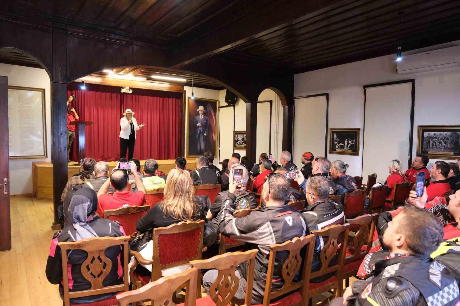 Motosiklet tutkunlarından "İstiklal" sürüşü