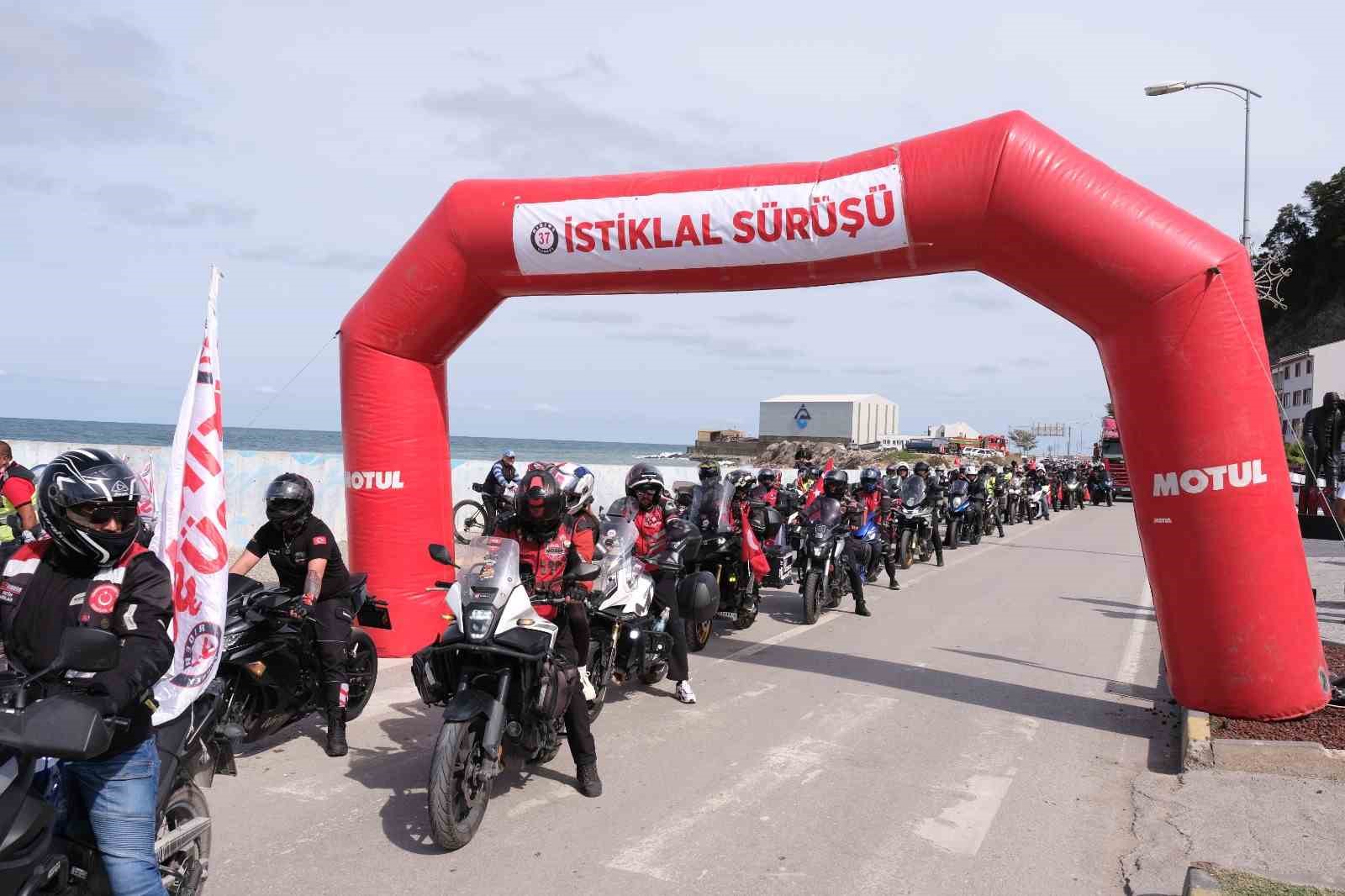 Motosiklet tutkunlarından "İstiklal" sürüşü