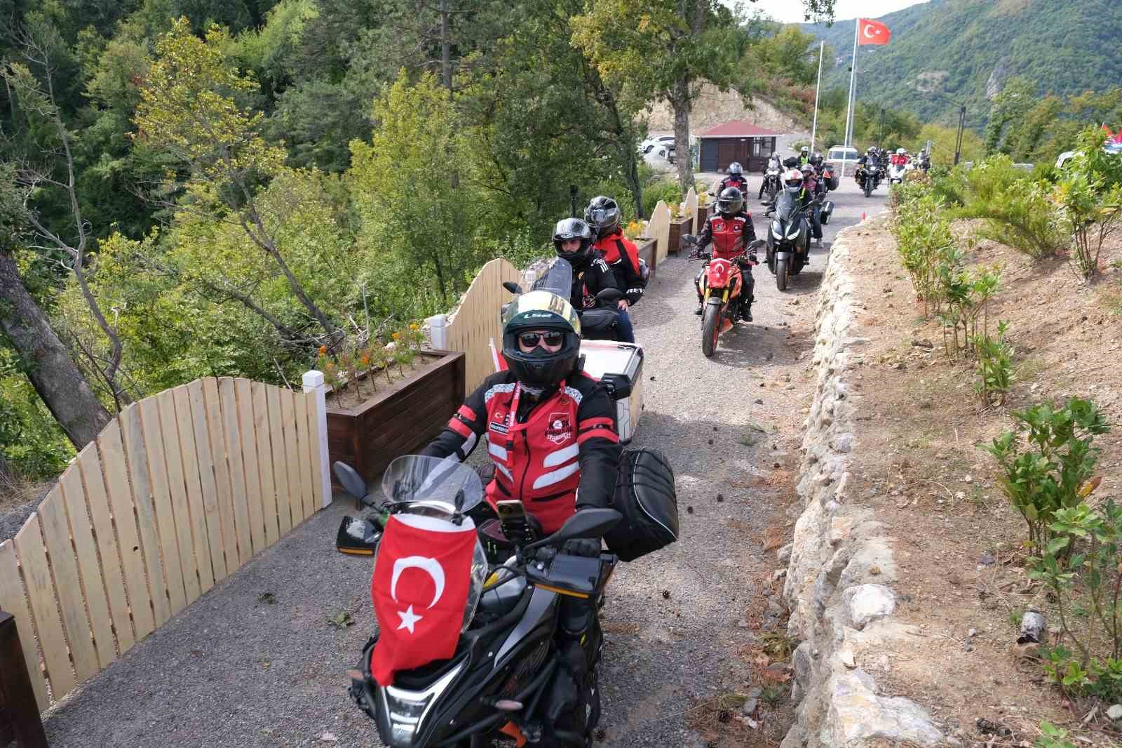 Motosiklet tutkunlarından "İstiklal" sürüşü