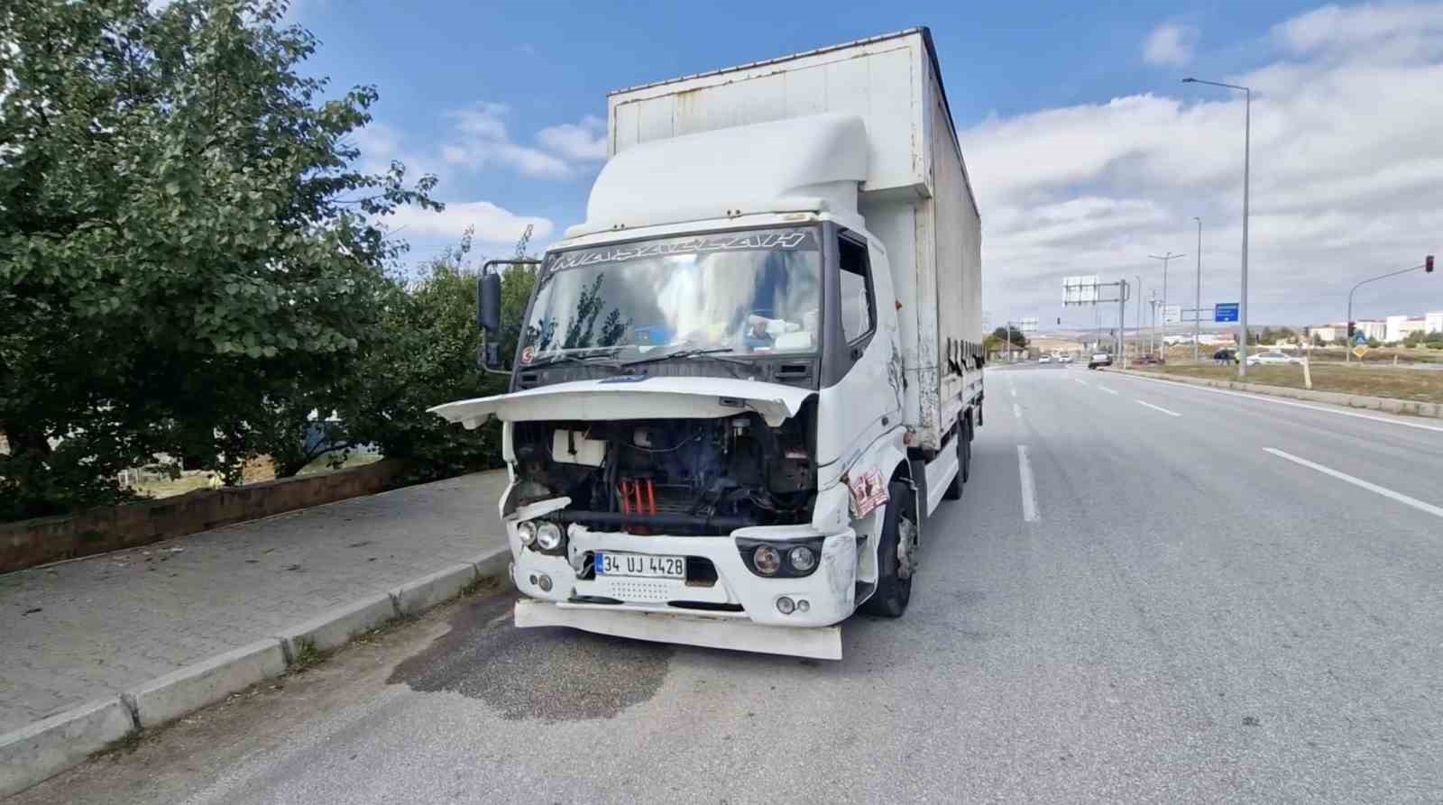 Kırmızı ışıkta durmadı, iki otomobile çarptı: Ehliyetine 2 ay el konuldu