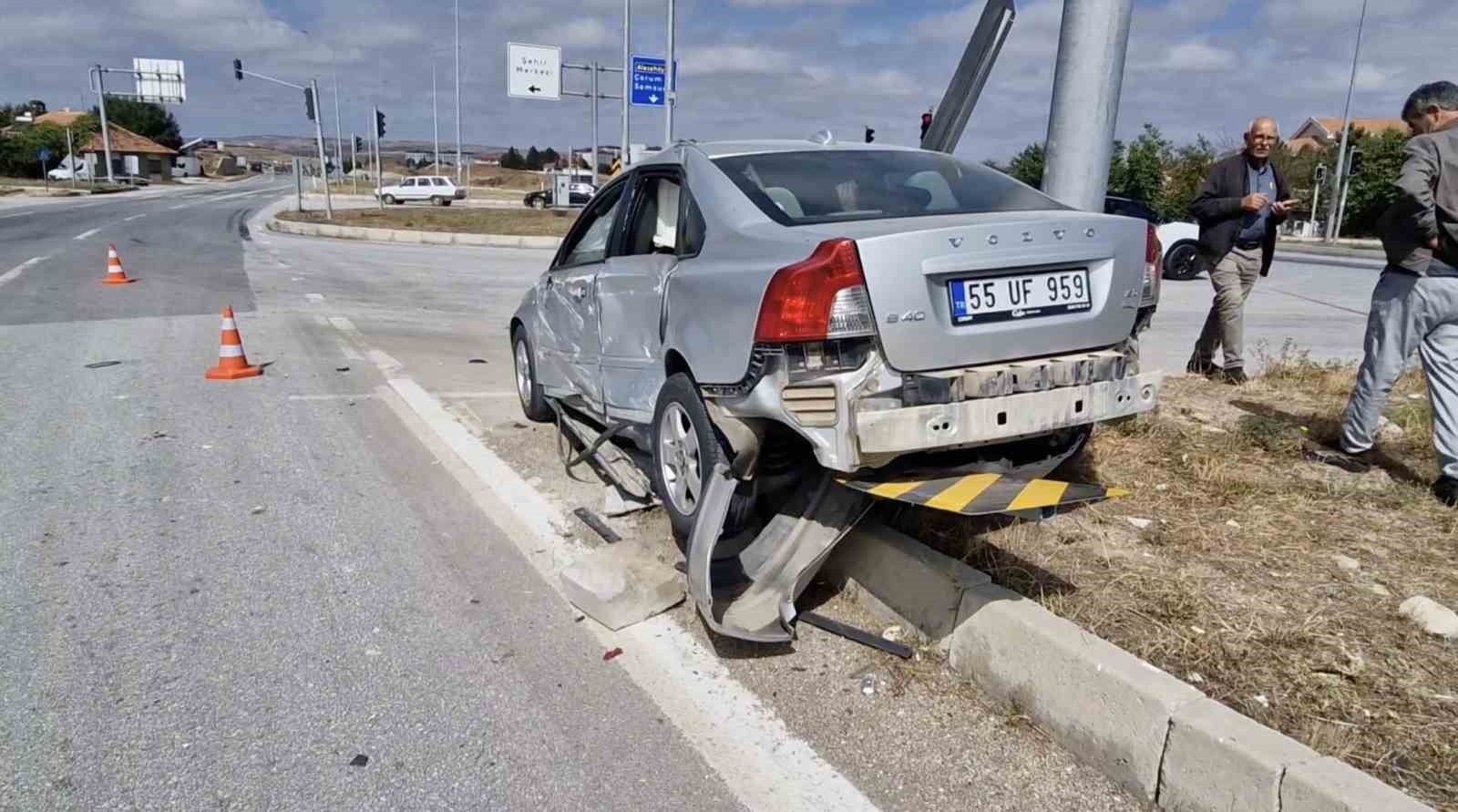 Kırmızı ışıkta durmadı, iki otomobile çarptı: Ehliyetine 2 ay el konuldu