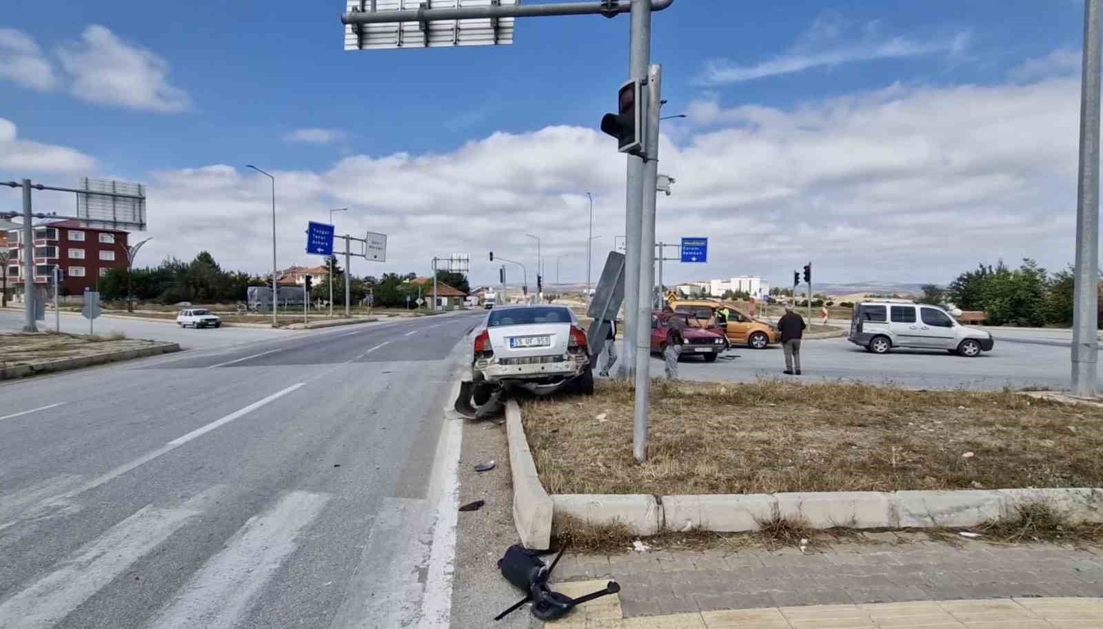 Kırmızı ışıkta durmadı, iki otomobile çarptı: Ehliyetine 2 ay el konuldu