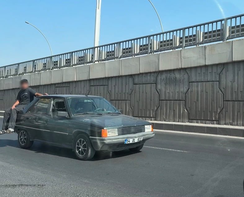 Diyarbakır’da tehlikeli yolculuklar kamerada: Biri bagaj girdi, diğeri bagaj kapısında oturup ilerledi