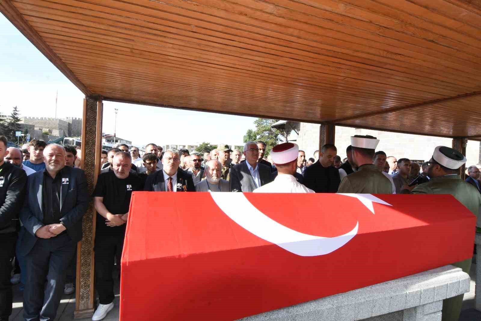 Erzurum’da çifte acı: Genç akademisyen ve kahraman gazi son yolculuğuna uğurlandı