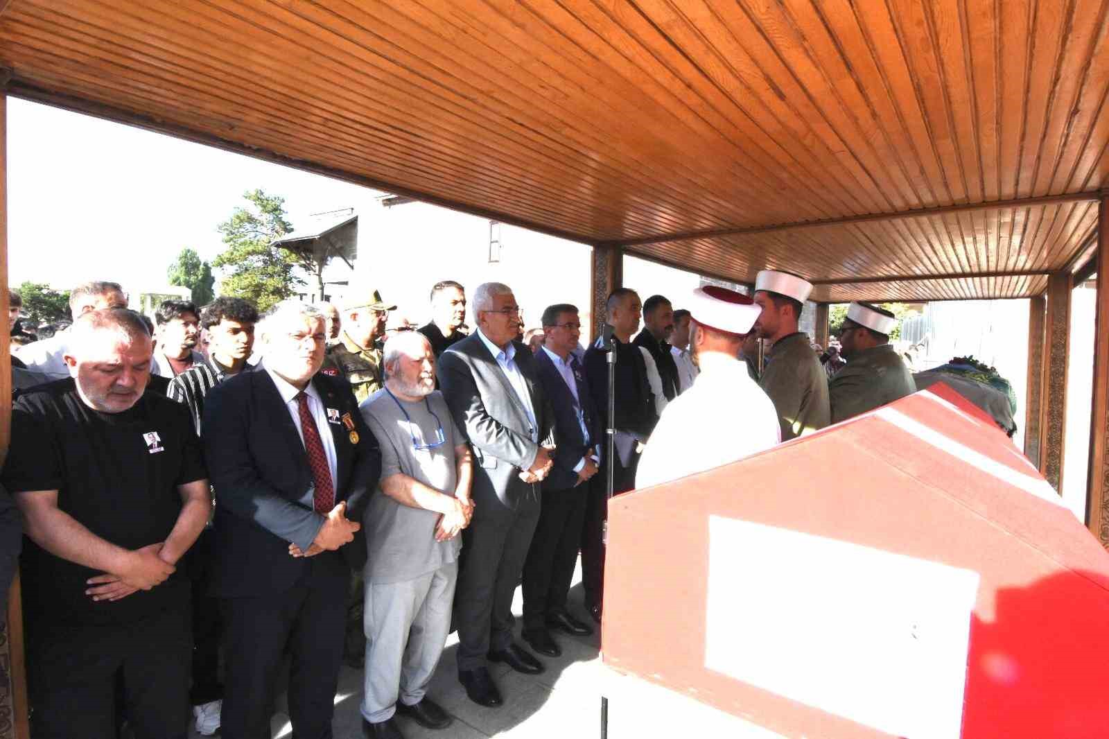 Erzurum’da çifte acı: Genç akademisyen ve kahraman gazi son yolculuğuna uğurlandı