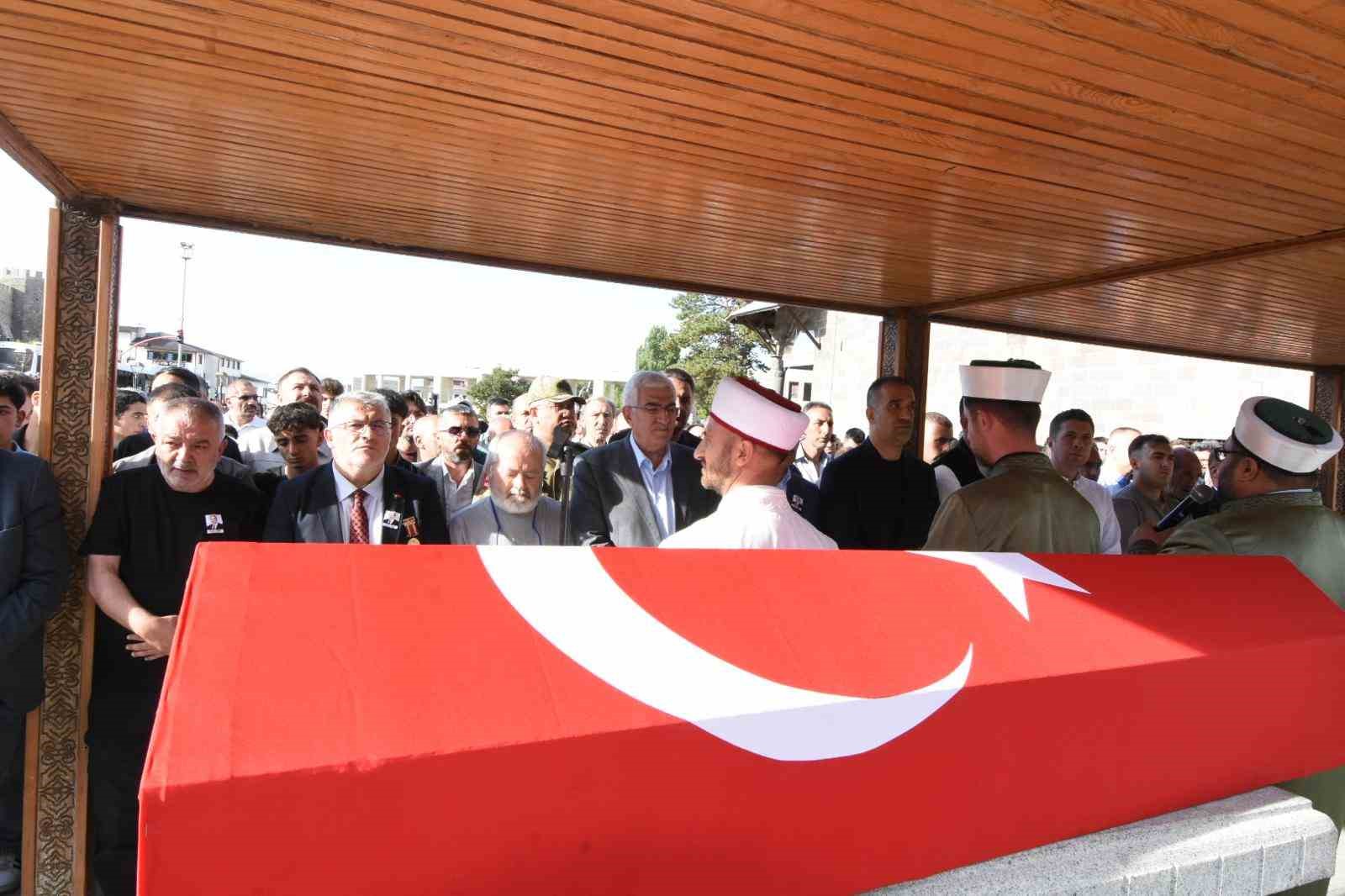 Erzurum’da çifte acı: Genç akademisyen ve kahraman gazi son yolculuğuna uğurlandı