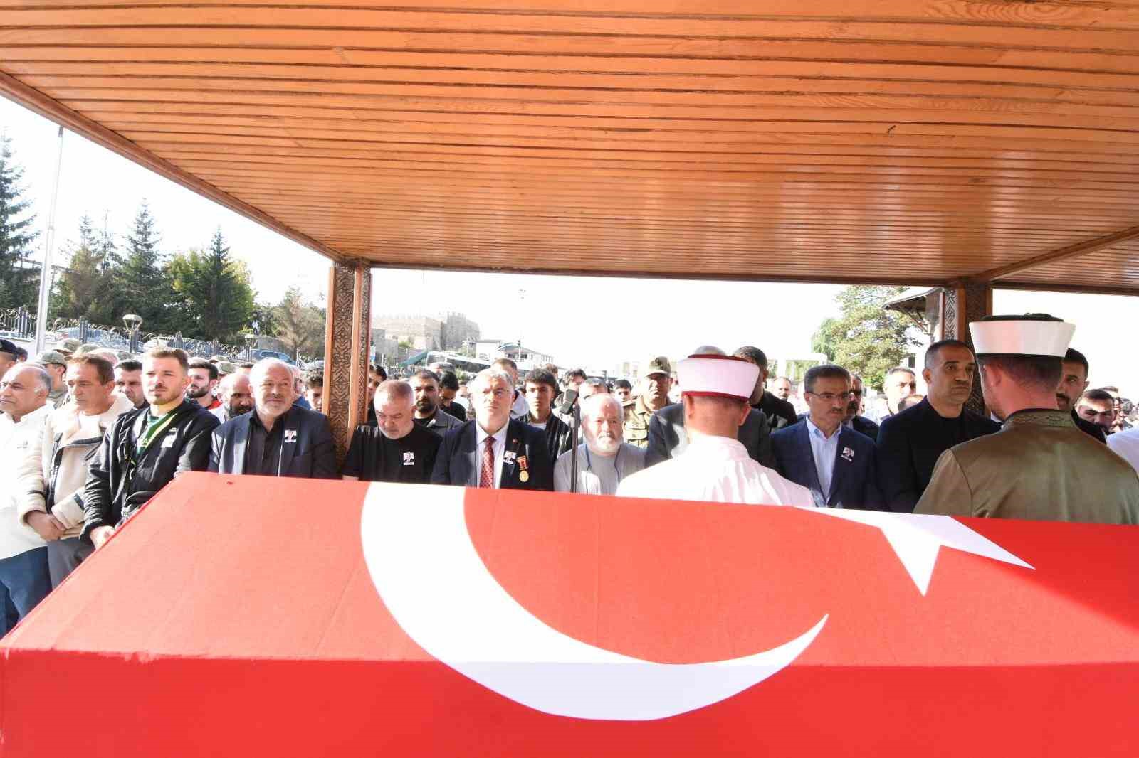 Erzurum’da çifte acı: Genç akademisyen ve kahraman gazi son yolculuğuna uğurlandı