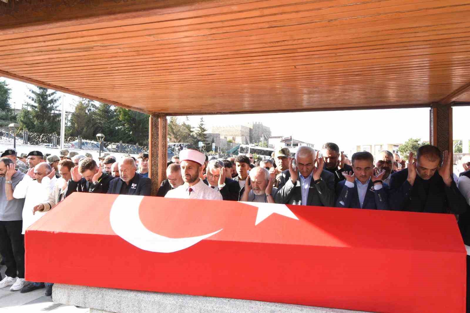 Erzurum’da çifte acı: Genç akademisyen ve kahraman gazi son yolculuğuna uğurlandı