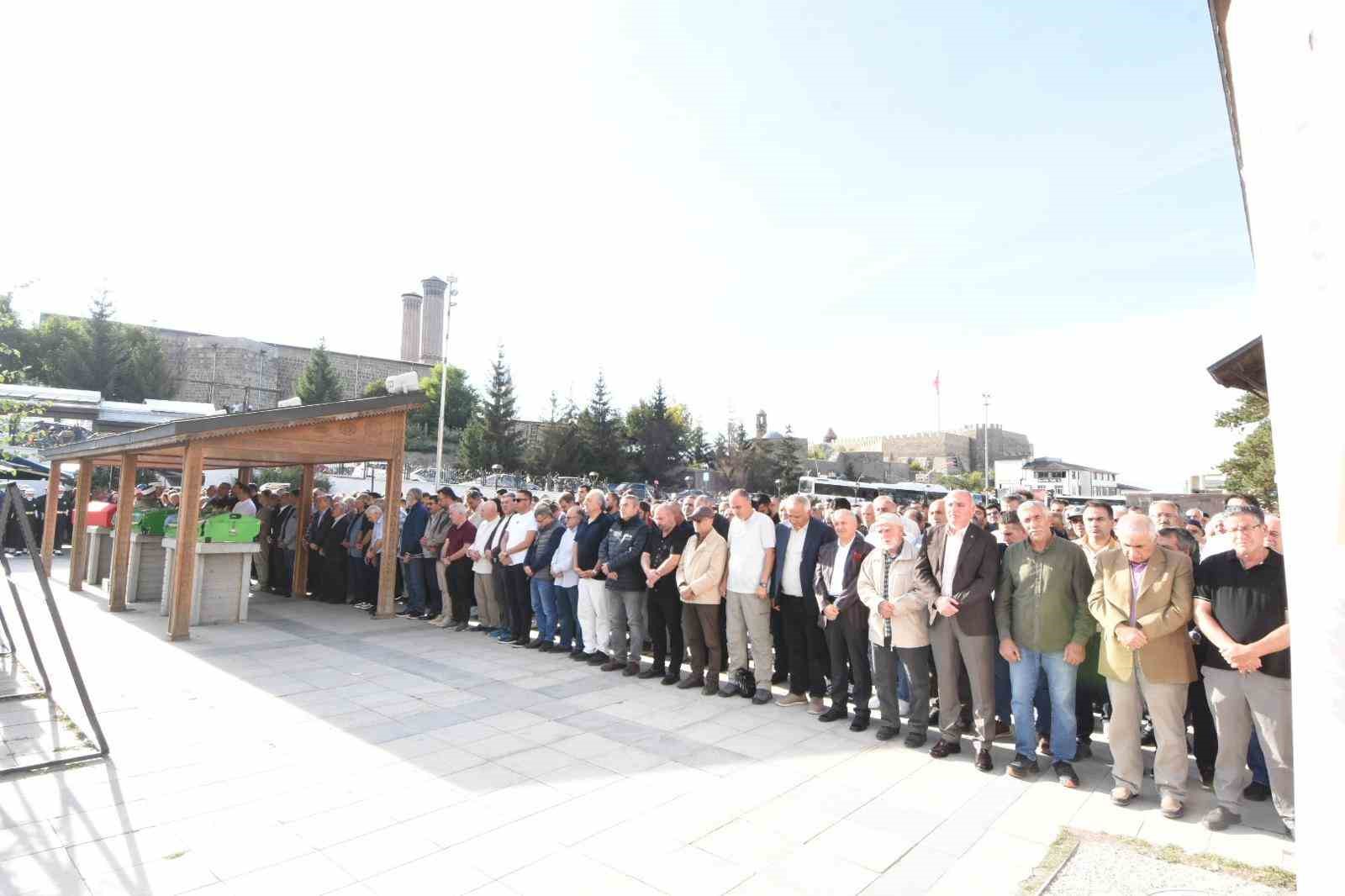 Erzurum’da çifte acı: Genç akademisyen ve kahraman gazi son yolculuğuna uğurlandı