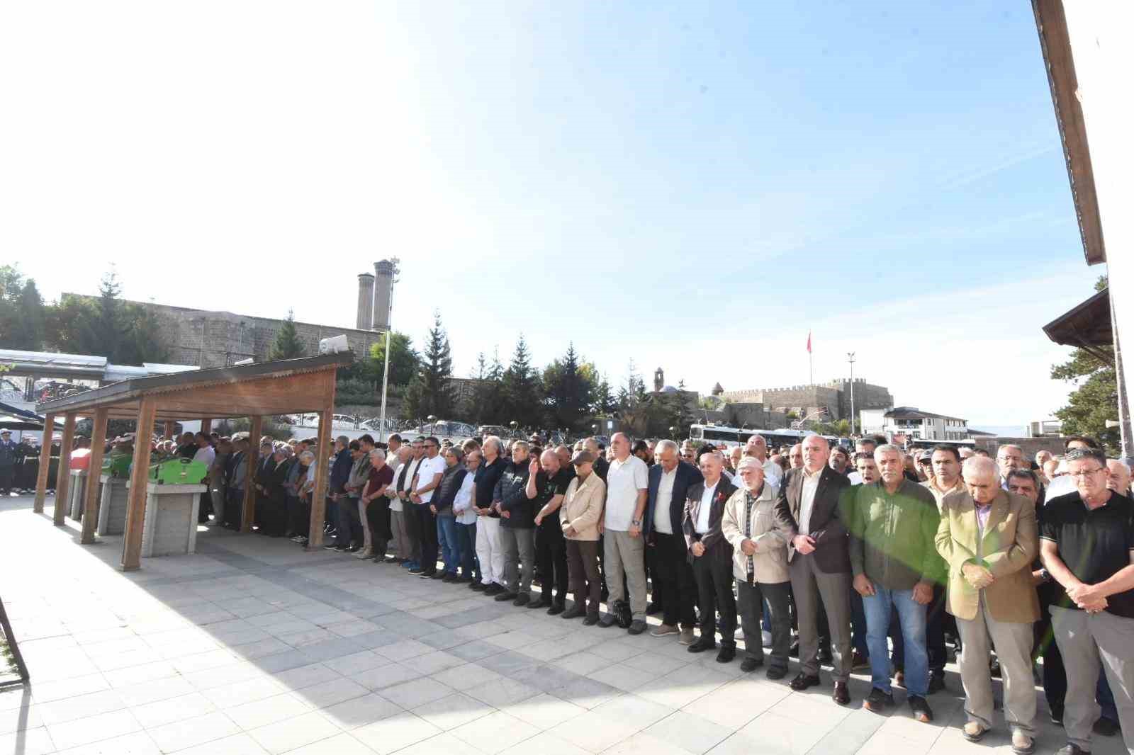 Erzurum’da çifte acı: Genç akademisyen ve kahraman gazi son yolculuğuna uğurlandı