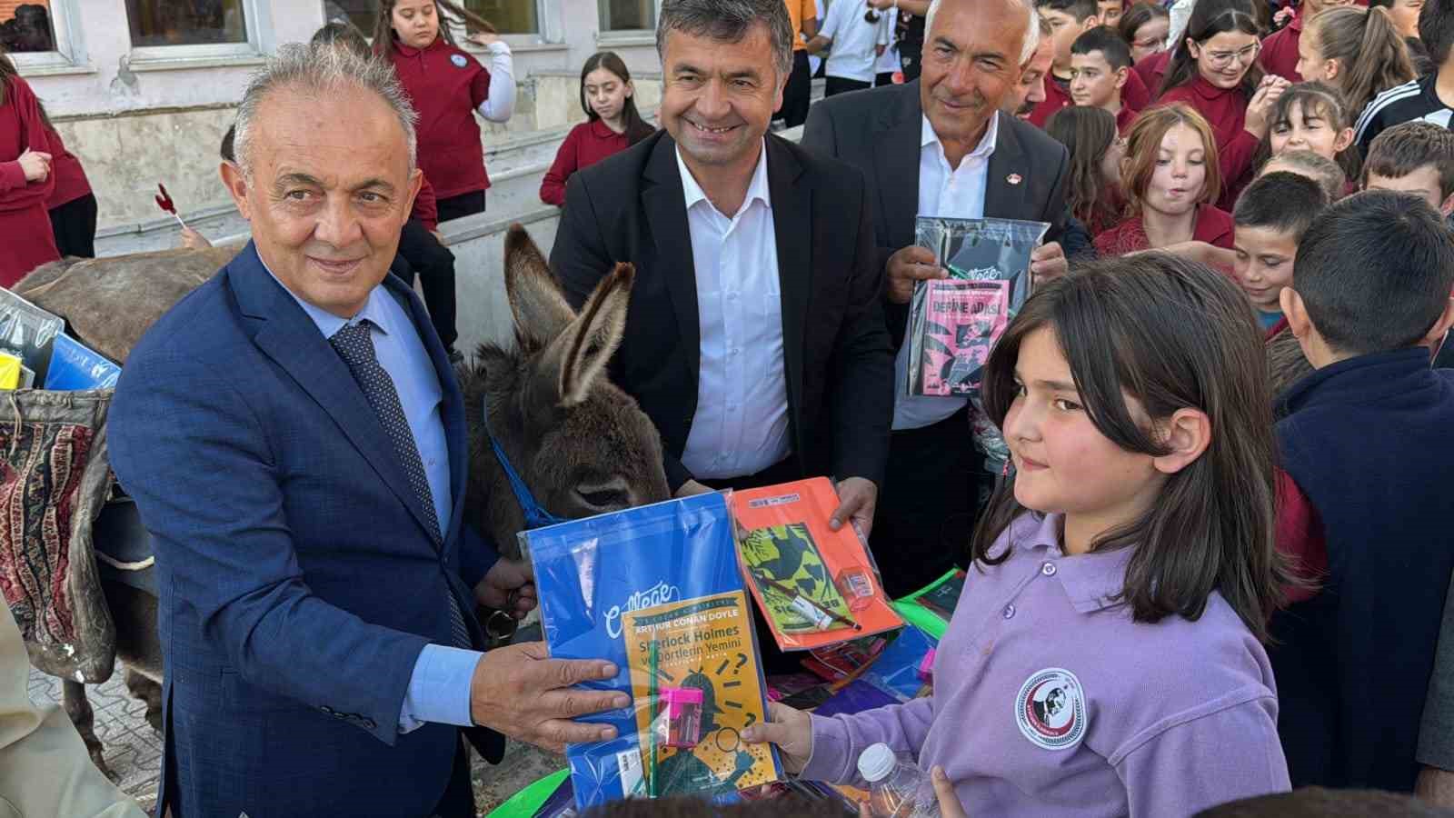 Eşeğiyle kitap taşıyor, köy çocuklarının hayallerine ışık oluyor