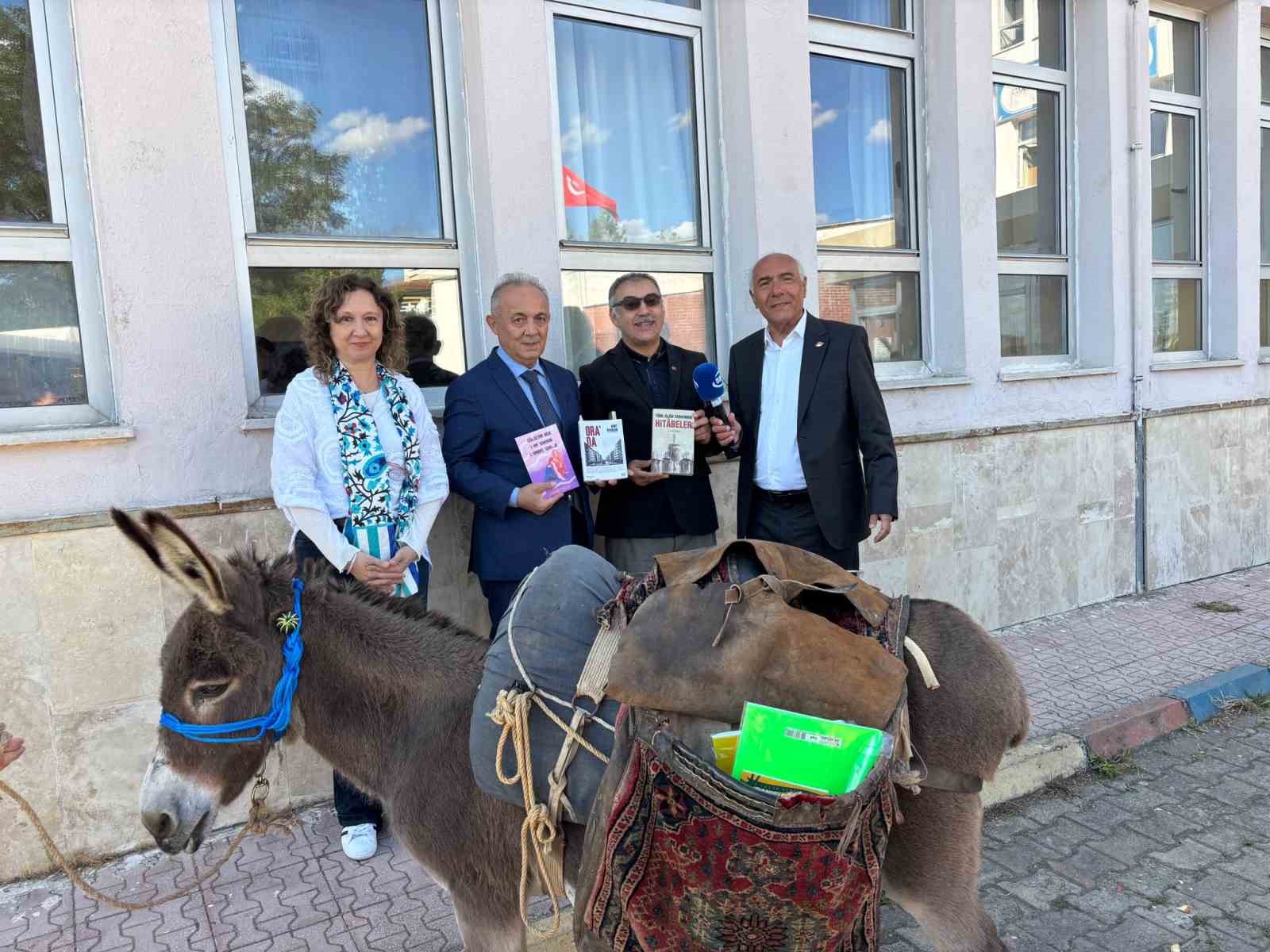 Eşeğiyle kitap taşıyor, köy çocuklarının hayallerine ışık oluyor