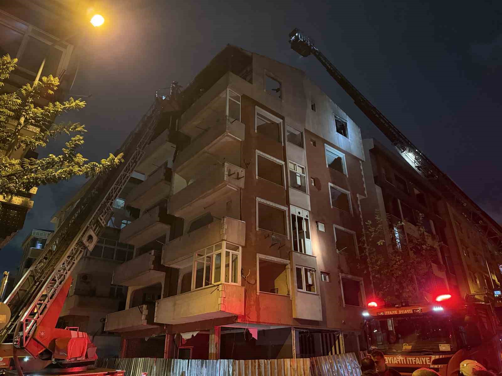 Güngören’de metruk binanın çatı katı alev alev yandı: O anlar kamerada