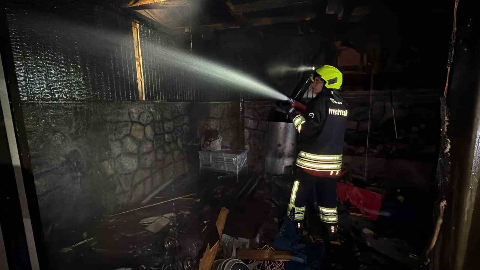 Bolu’da ikiz villanın bahçesinde çıkan yangın korkuttu