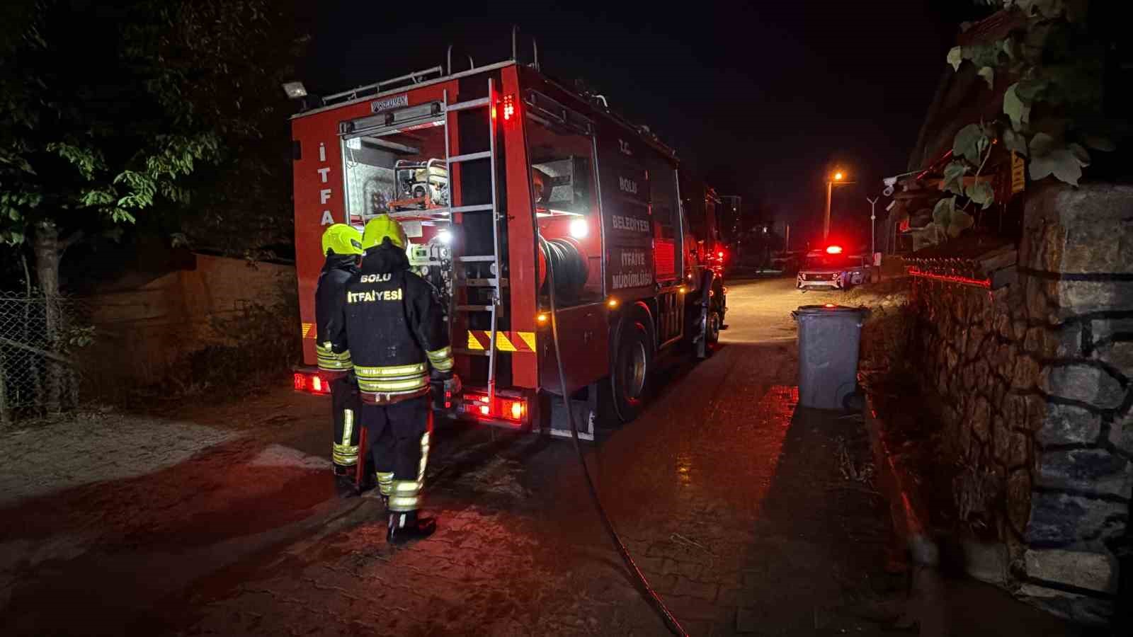 Bolu’da ikiz villanın bahçesinde çıkan yangın korkuttu