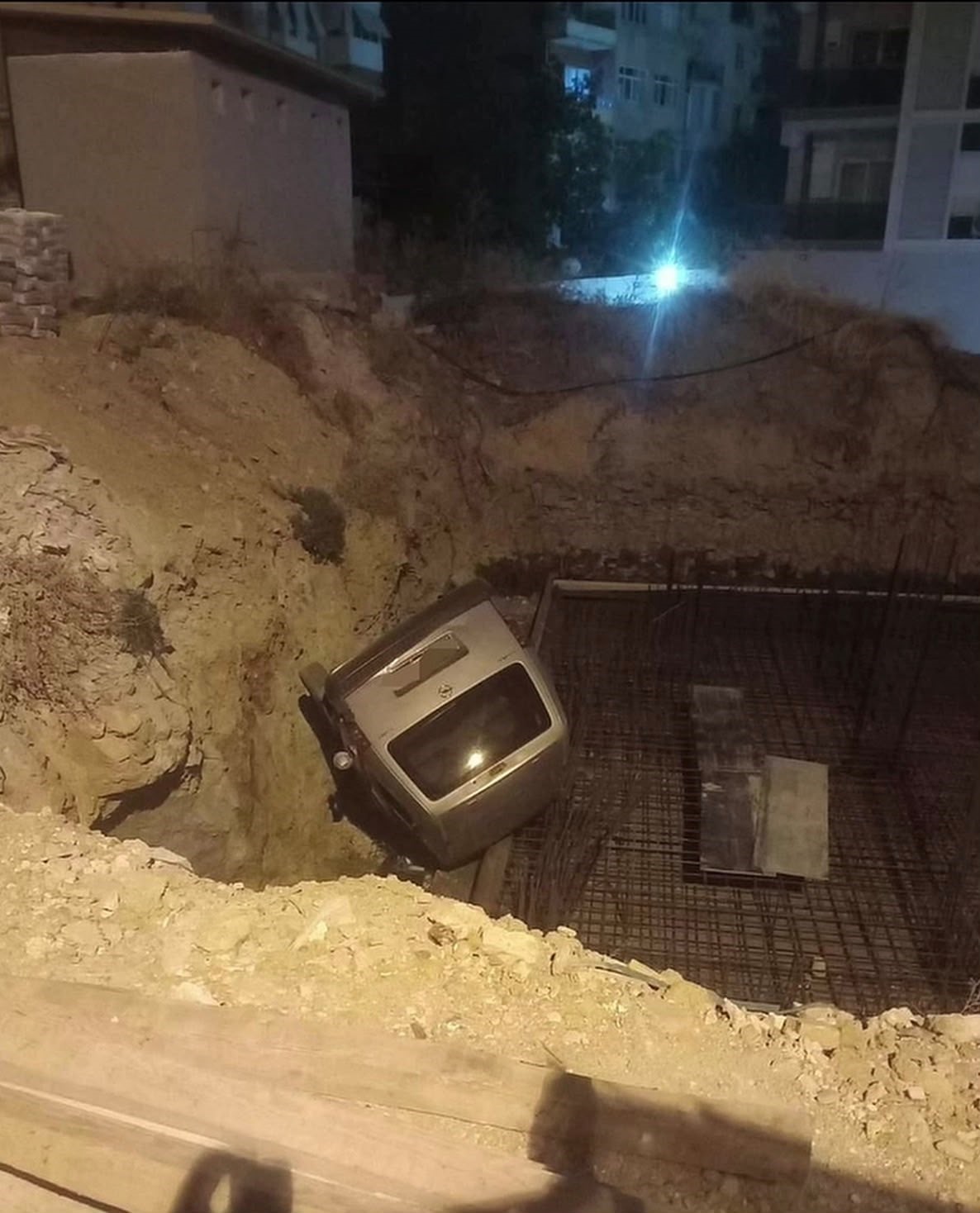 Kavga ettiği şahsa araçla çarpıp çukura uçtu: O anlar kamerada
