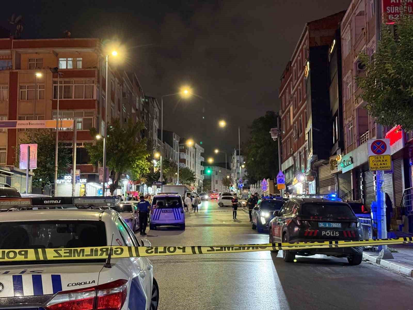 Esenler’de polisin üzerine yürüyen eli bıçaklı şahıs etkisiz hale getirildi